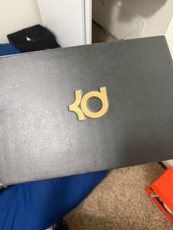 KD 4 Christmas Size 10 men Give best offer