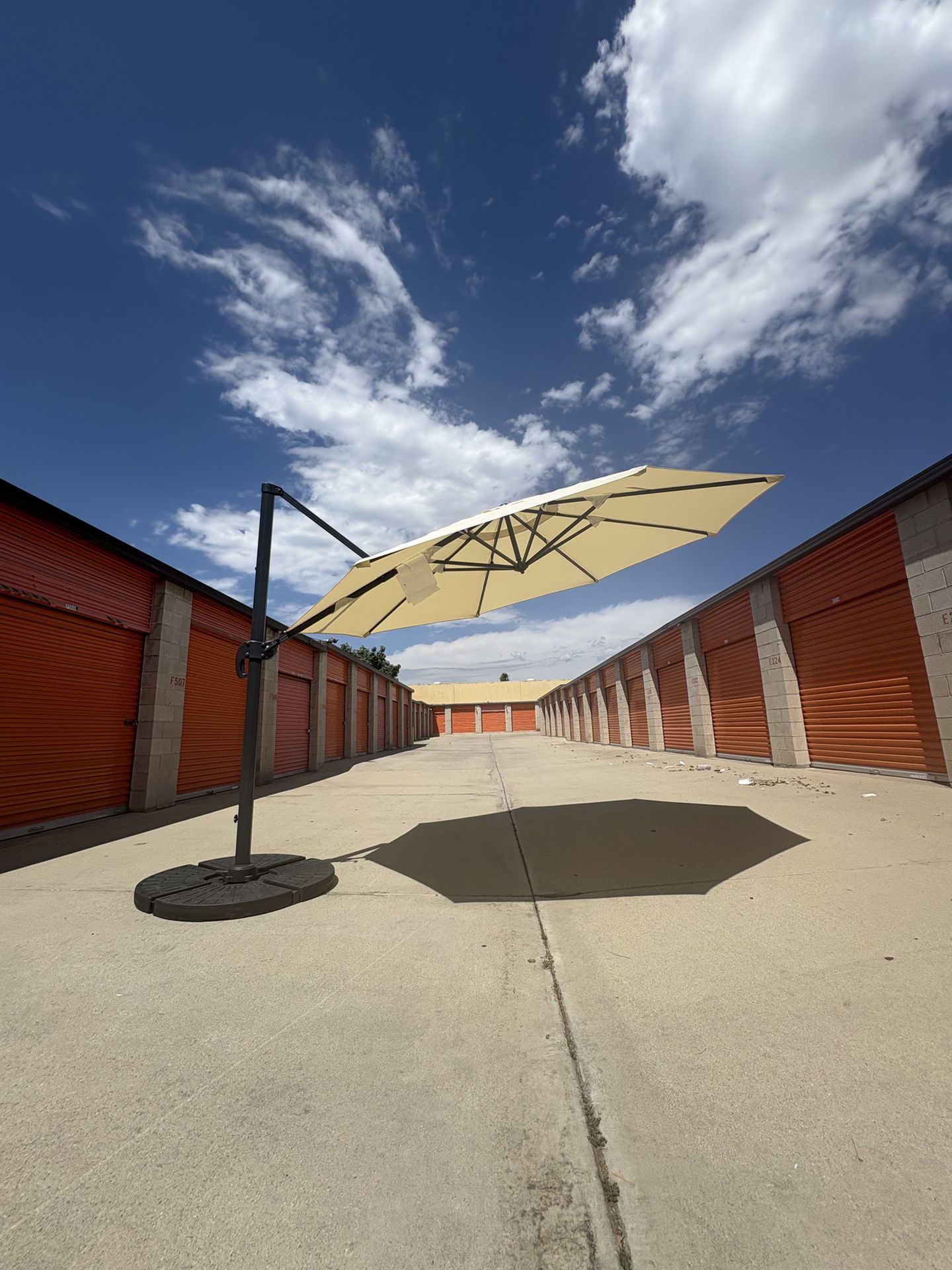 11Ft Cantilever Umbrella W Stand