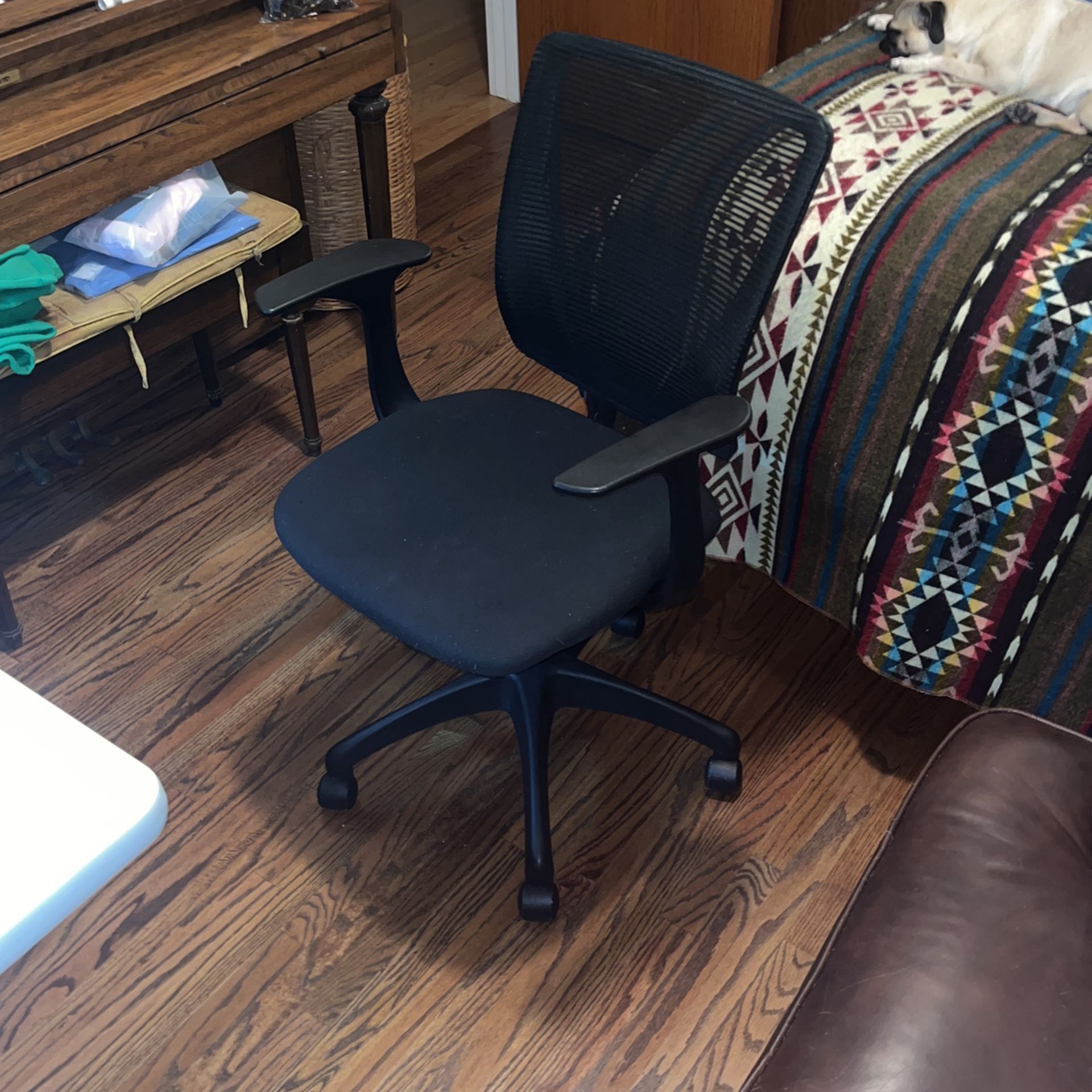 Office Desk Chair Black mesh Back, Cushioned seat 