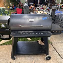 Pit Boss Lexington 500 Sq in Wood Fired Pellet BBQ Grill and Smoker Onyx Series
