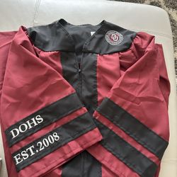 Desert Oasis High School Graduation Gown. Size 5‘7“ To 5‘8“.  Pick Up El Capitan and Blue Diamond.