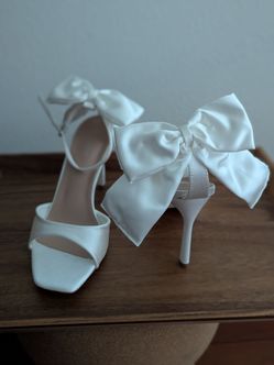 BERNESS White Satin Bow Heels – Size 10