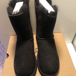 Women’s Uggs; Size 6