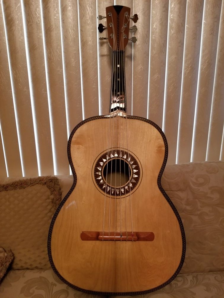 Guitarron Luis Sevillano