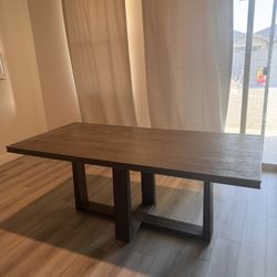 Living Spaces Dinning Room Table And Chairs 