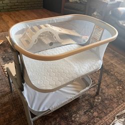 Maxi-Cosi Iora Bassinet – Like New