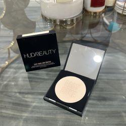 HUDA BEAUTY
Easy Bake and Snatch Pressed Talc-Free Brightening and Setting Powder
