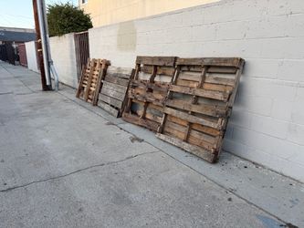Free wooden pallets