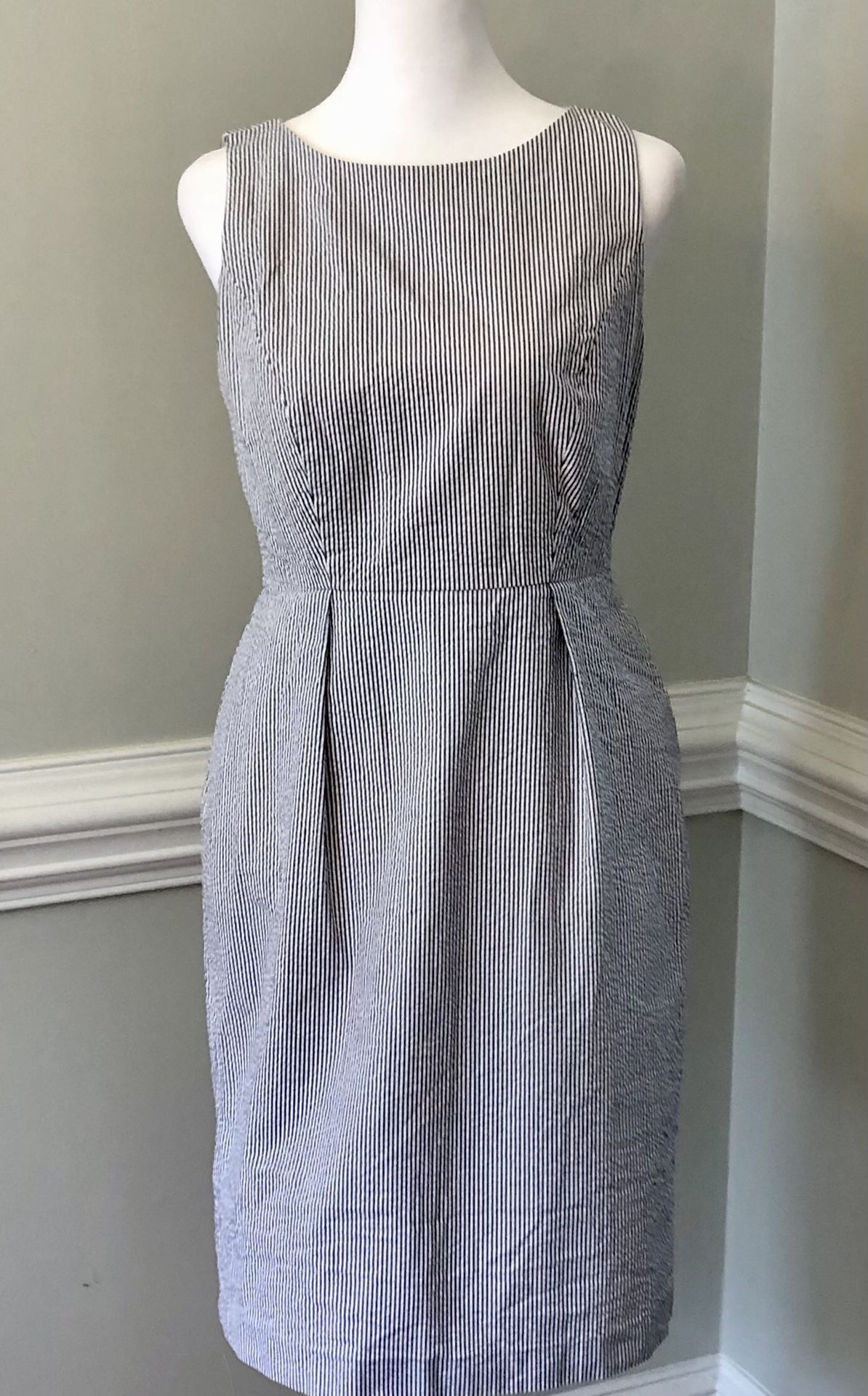 Looks New, Women’s Seersucker Sleeveless Dress from Brooks Brothers (4 P)