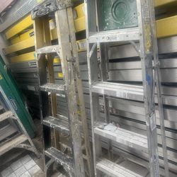 Escaleras de cinco pies, una de fibra de vidrio en aluminio $55 cada uno