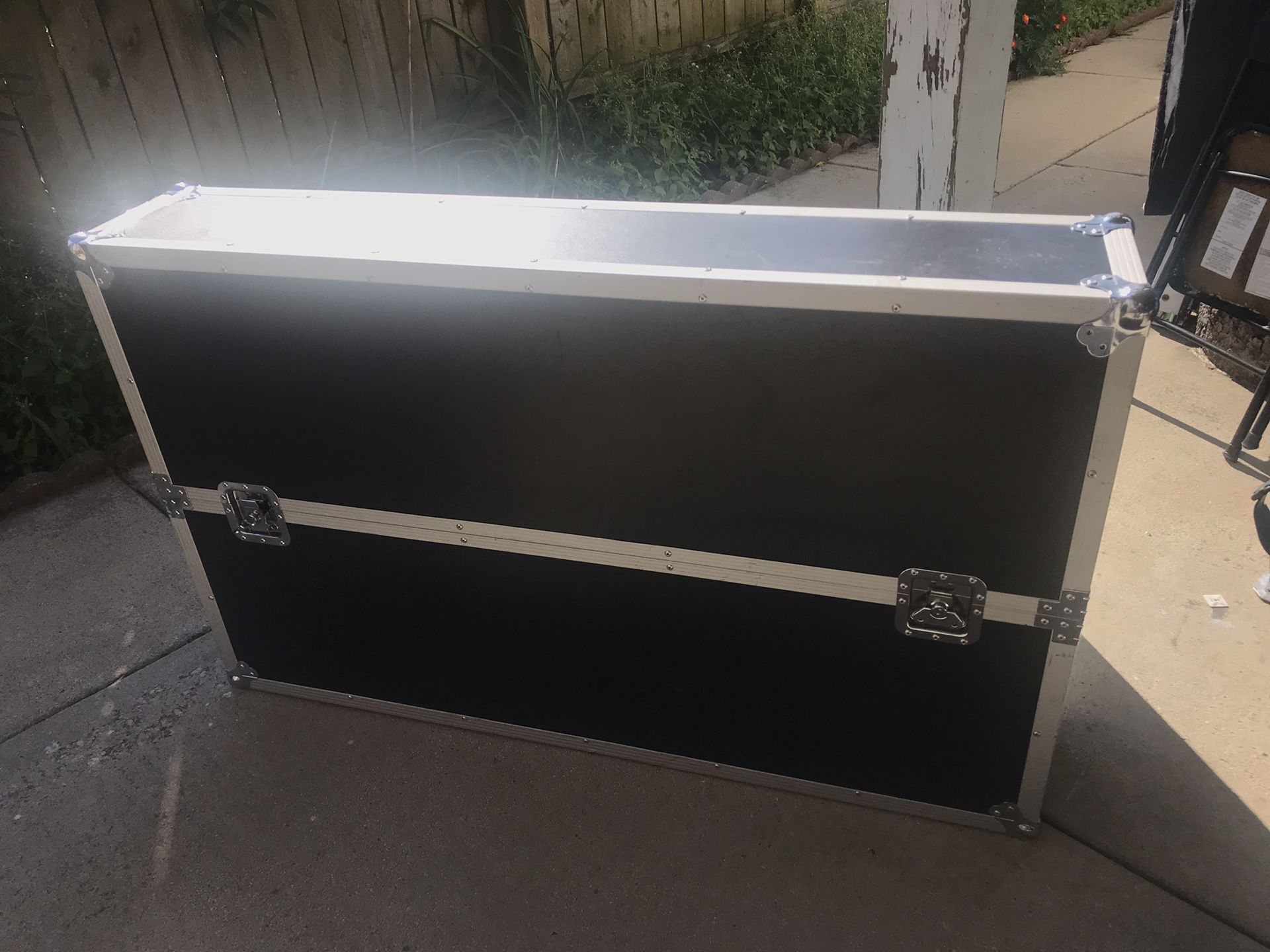 Road case for tv 55” no wheels