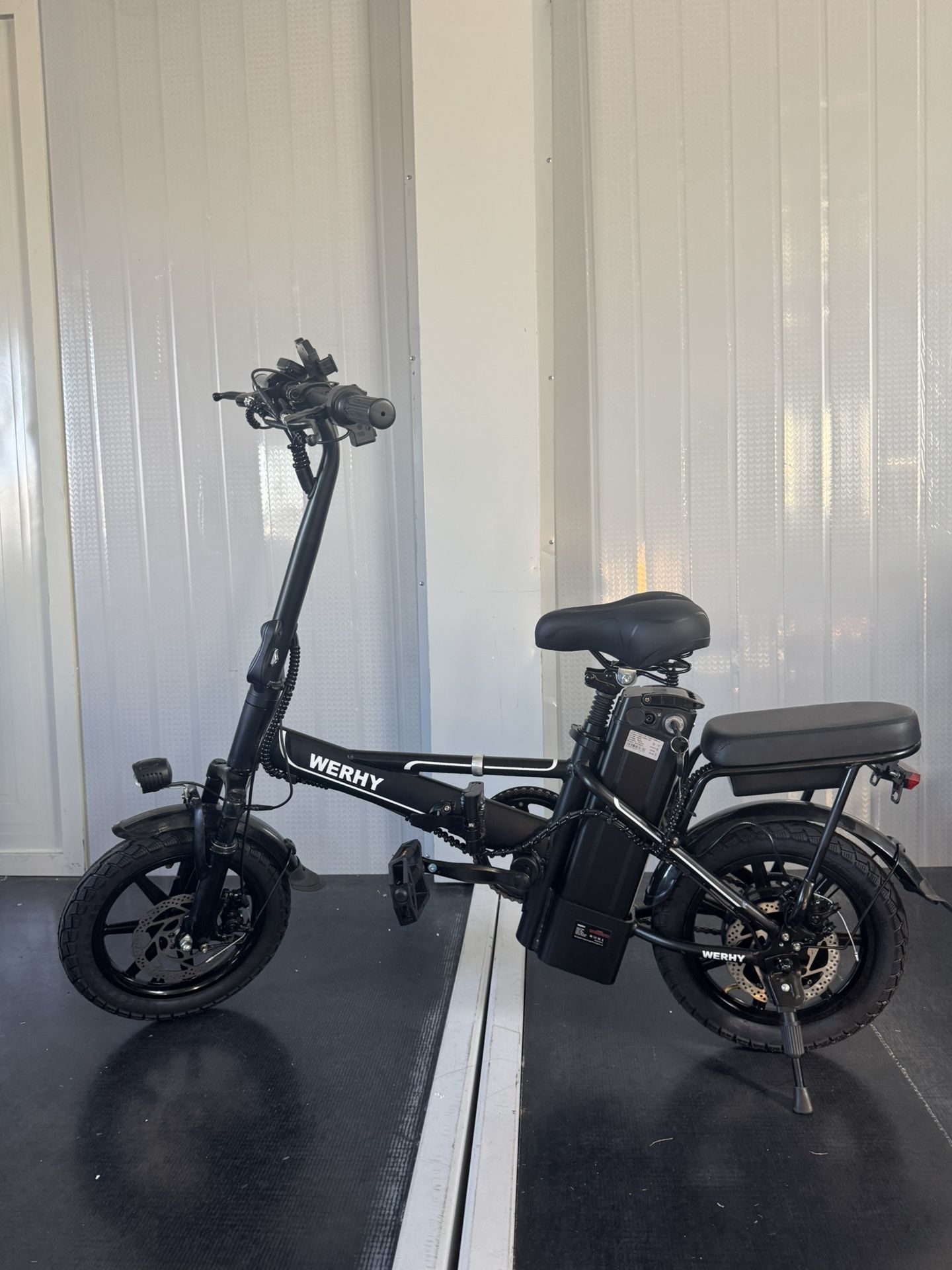 Folding electric bicycle