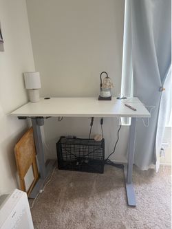 Raise up standing desk, white, with charging port