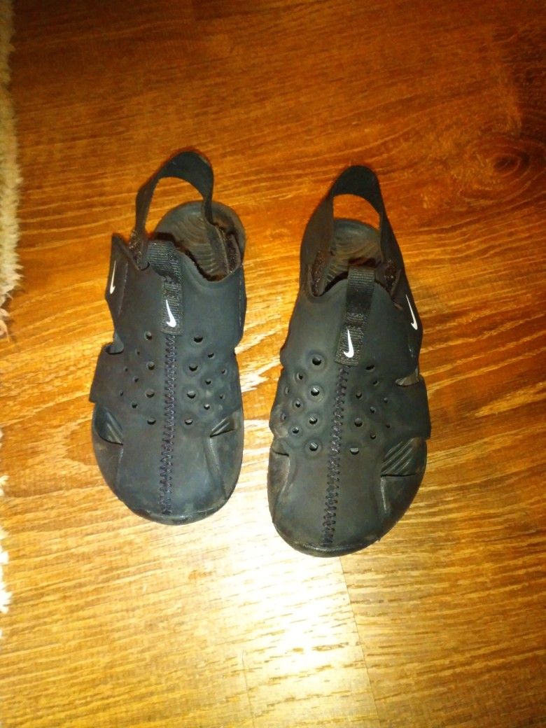 Toddler black Nike Sandals
