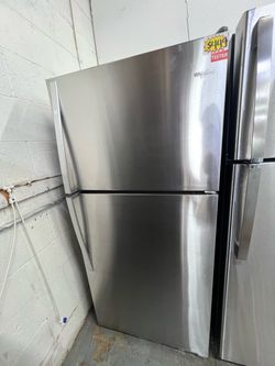 Whirlpool refrigerator top and bottom in stainless steel with ice maker