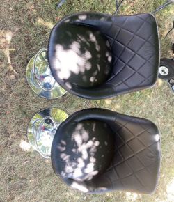 Black chairs good condition A little ribs, but it’s  good Still