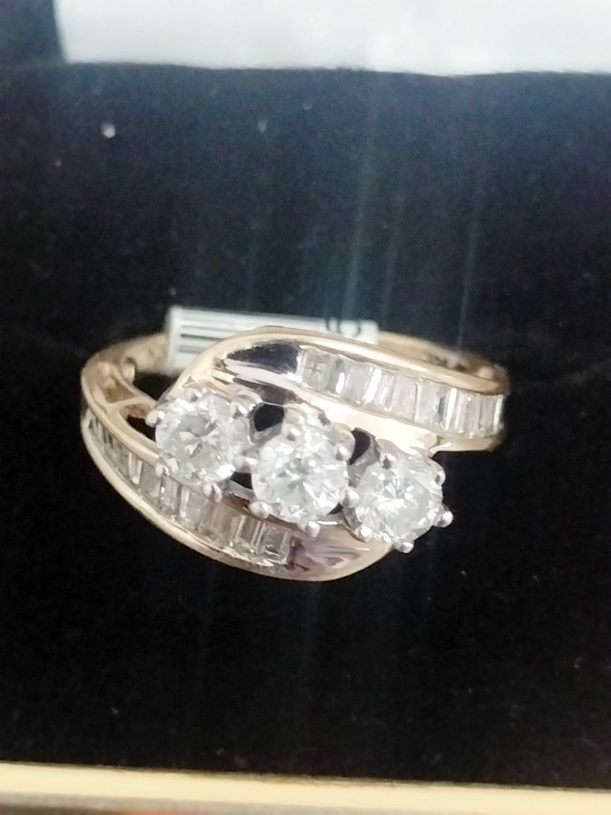 3 Diamond Center Ring With Bagget Sides