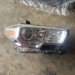 2016-2023 Toyota Tacoma Right Passenger Headlight OEM