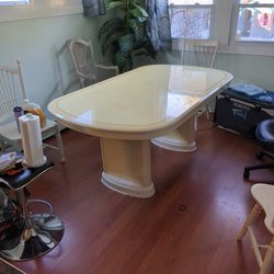 Free - Dining Room Table Expandable