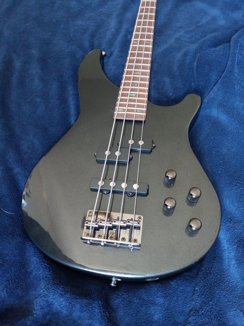 Mitchell MB200 Bass Guitar