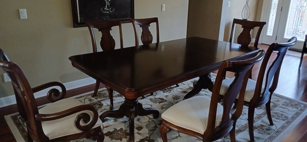 Dining Room Table & Chairs With 2 leafs