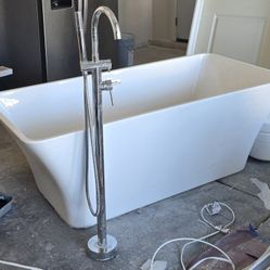 67'' x 31.5'' Freestanding Soaking Acrylic Bathtub with Single Handle Floor Mounted Freestanding Tub Filler