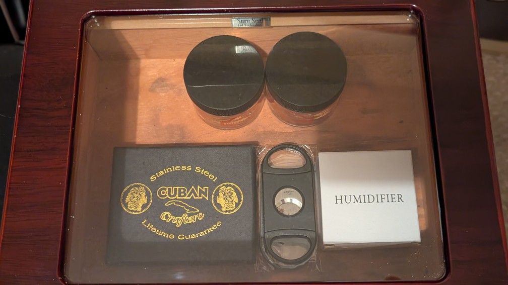 "Glass Top Cigar Humidifier with Sure Seal & Built In Hygrometer and lots of xtra item's"