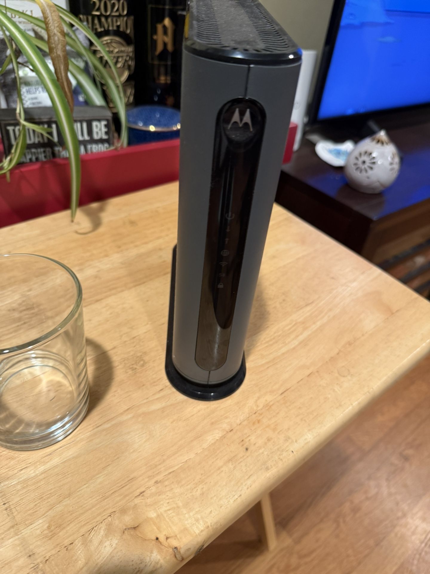 Motorola Model MG7700 24x8 Cable Modem Plus AC 1900 Wi-Fi Modem / Router