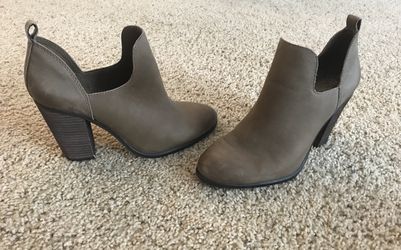 Vince Camuto booties size 38
