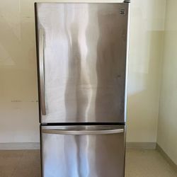 Beautiful Stainless Steel Top Frig, Bottom Freezer 