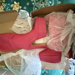 Flashy And Classy Knee High Heeled Boots 