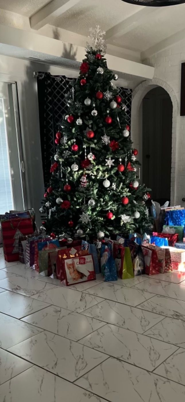 Se Vende Hermoso Árbol De Navidad De Varios Colores A Un Buen Precio A Solo 235 A mejor Oferta