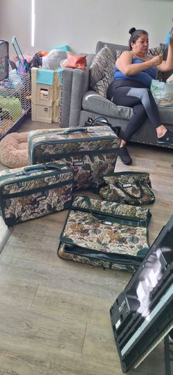 Adolfo set Floral Tapestry Luggage Set 4 Pieces