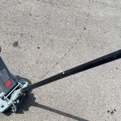 Hydraulic floor jack 2 1/2 tons