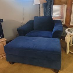 Large Blue Velvet Large Back Chair With Odomen.  Excellent Condition Very Comfortable 