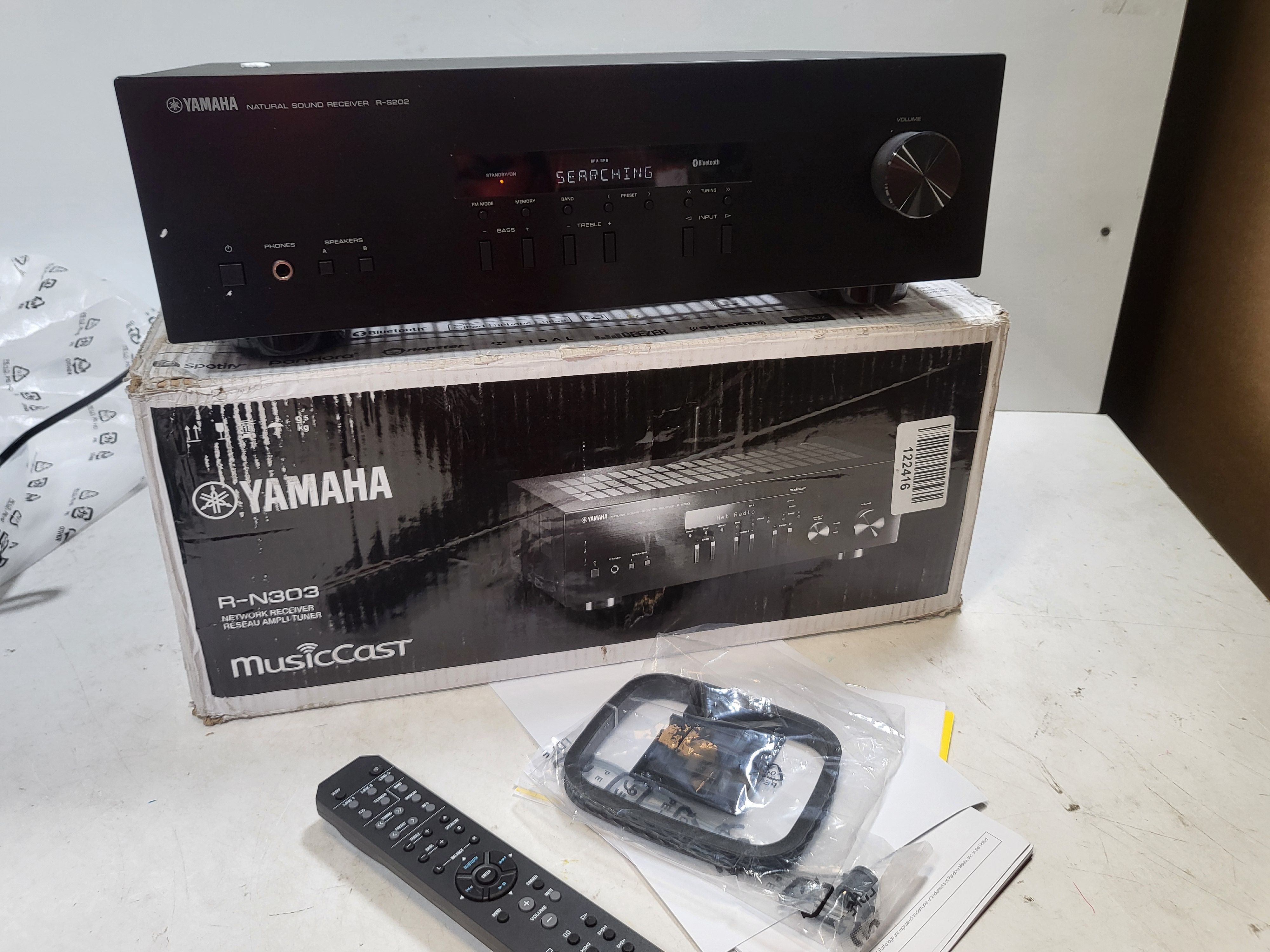 YAMAHA R-N303BL Stereo Receiver with Wi-Fi, Bluetooth & Phono
