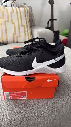 Nike legend essential 2 women size 9