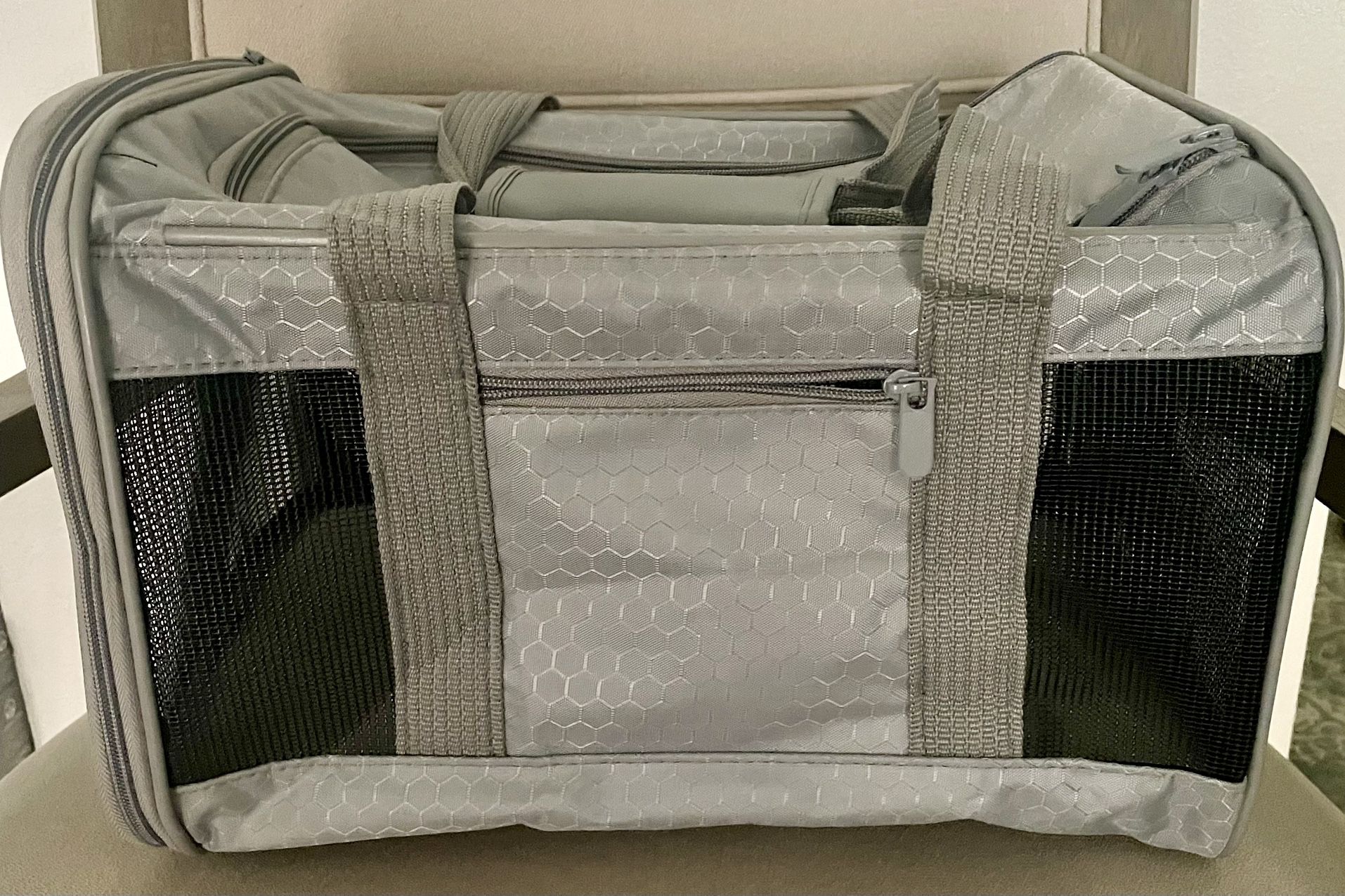 Dog carrier small dog/cat carrier 15 pounds airline approved