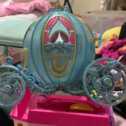 Limited edition, Cinderella doll carriage does not come with the horse from Disney store
