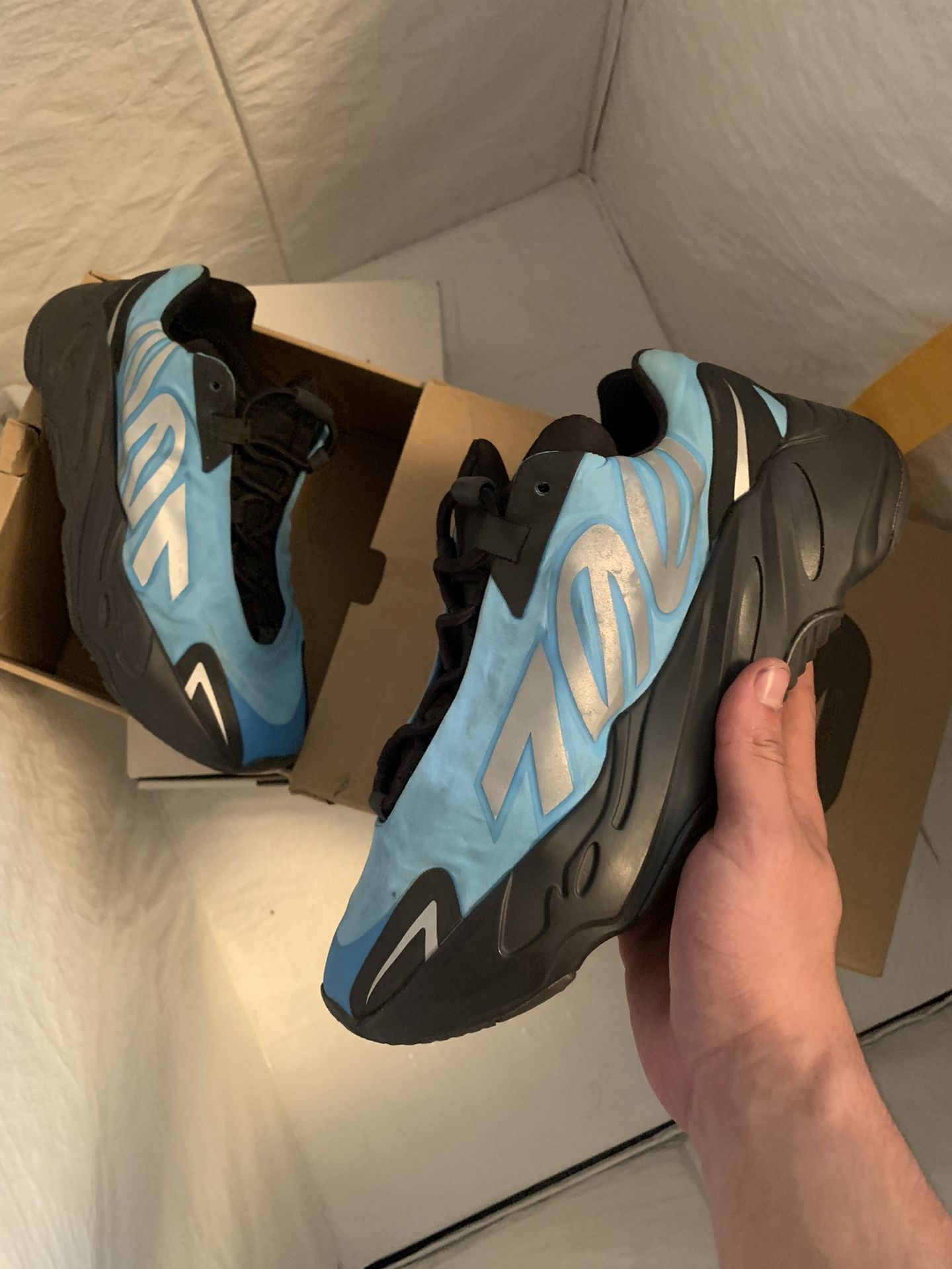 Yeezy 700 Mnvn Cyan Size 7.5m