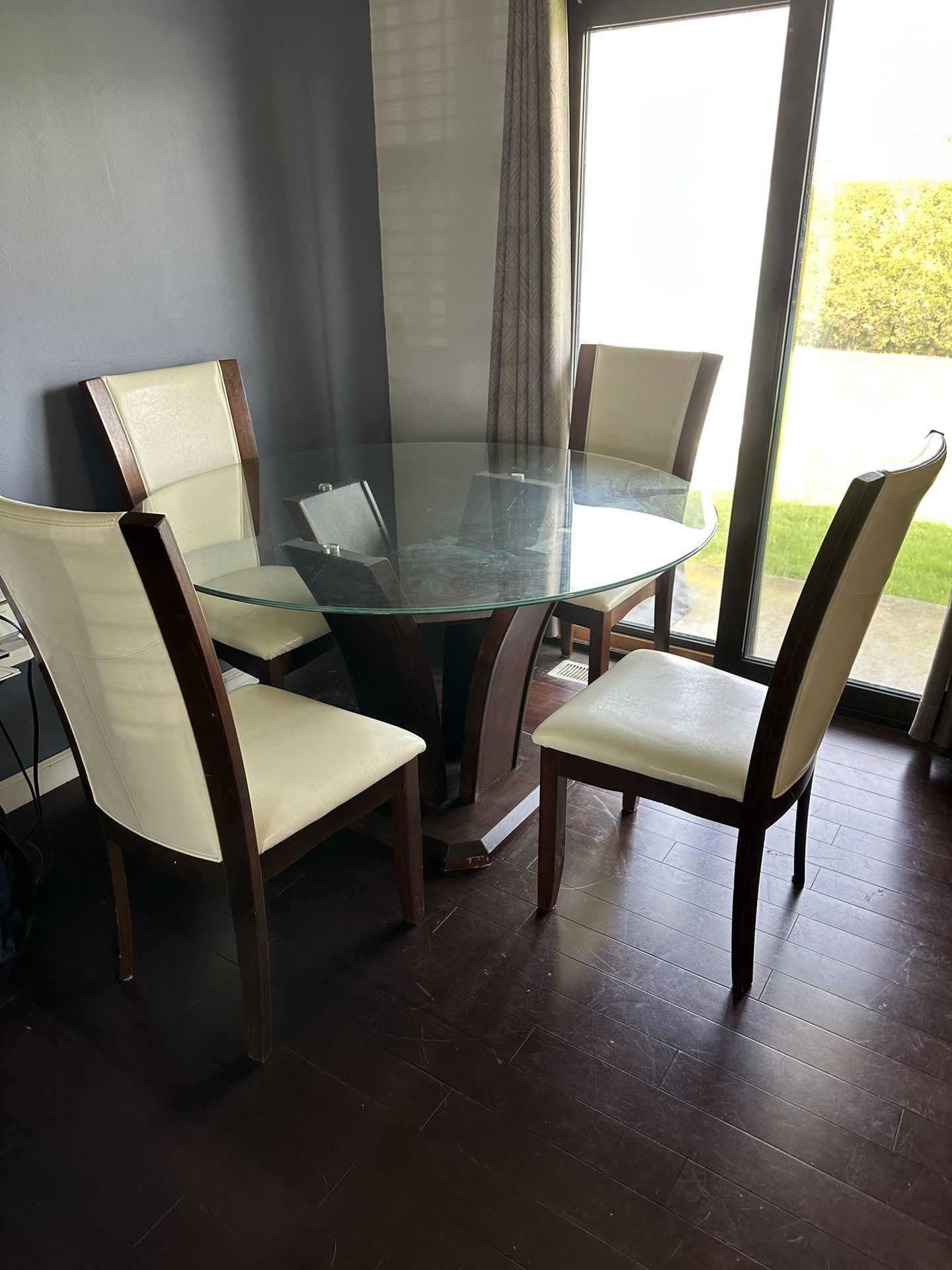 Table W/4 Chairs Glass Top 