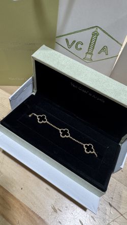 Van Cleef Onyx 18k Yellow Gold