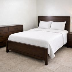 Queen Bedroom Set – Solid Wood  (Rooms To Go) 