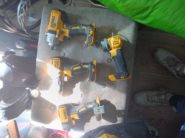 4 DEWALT POWER TOOLS