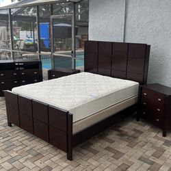 Mosaic Queen Bedroom Set.American Signature.I can deliver for an additional cost.The set includes Bed,Mattress,boxspring,2 night table and Dresser