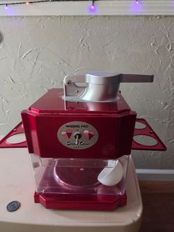 Snow cone maker