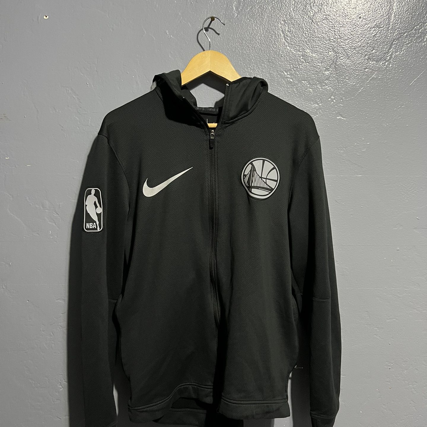 GOLDEN STATE WARRIORS NIKE JACKET THE BAY for Sale in Hayward, CA - OfferUp