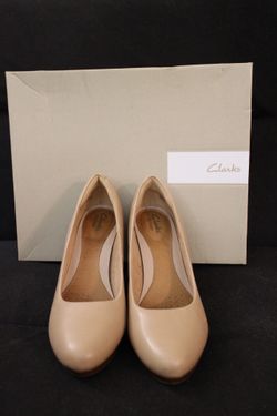 Clarks nude heels- classic pumps 7.5W