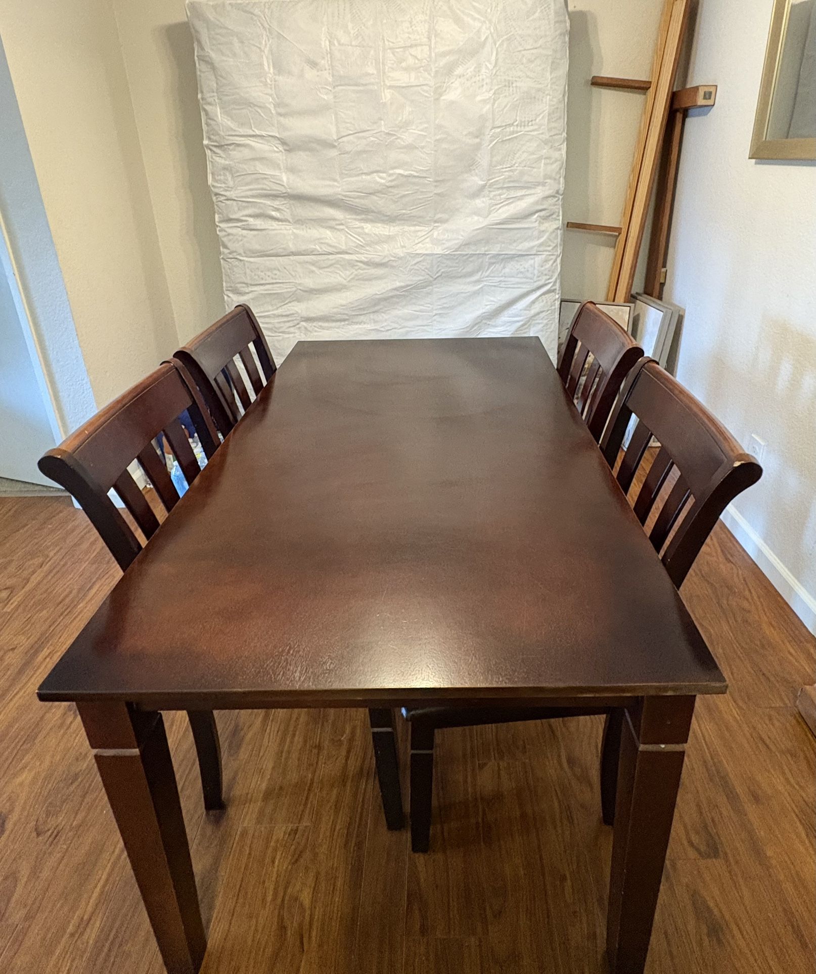 Great Table 4 Chairs