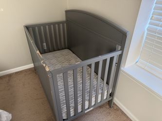 Crib+Mattress+Mattress Protector+2 Mattress Covers